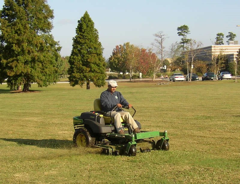 /Images/GOLANDSCAPESUNLIMITED/images/PhotoGallery/Maintenance/Mowing.jpg